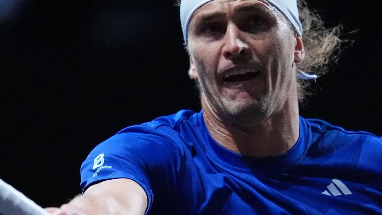 Alexander Zverev schlägt aktuell beim Laver Cup auf. (Foto: Maja Smiejkowska/AP/dpa)