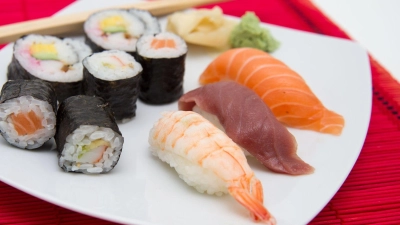Nicht jeder Fisch darf auf den Sushi-Teller: Damit Fisch roh verzehrt werden kann, sollte er bestimmte Kriterien erfüllen. (Foto: Andrea Warnecke/dpa-tmn)