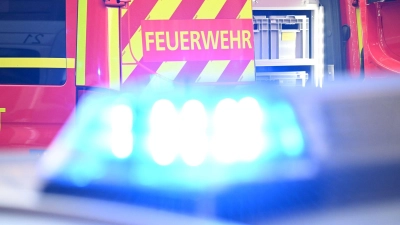 Insgesamt 120 Feuerwehr- und Rettungskräfte waren vor Ort. (Symbolbild) (Foto: Bernd Weißbrod/dpa)