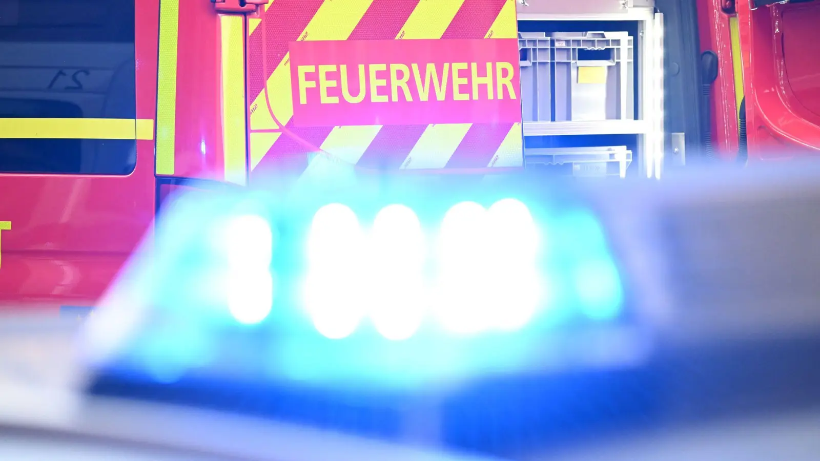 Insgesamt 120 Feuerwehr- und Rettungskräfte waren vor Ort. (Symbolbild) (Foto: Bernd Weißbrod/dpa)