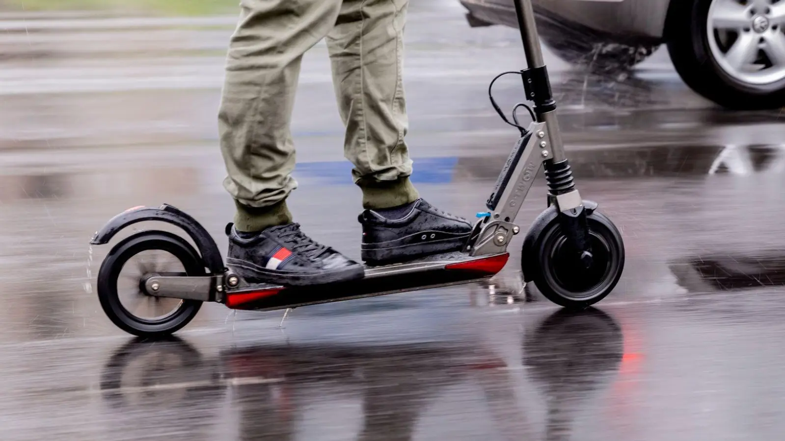 Mit einem rabiaten E-Scooter-Fahrer hatte es eine Polizeistreife in Wassertrüdingen zu tun. Der betrunkene Mann bedrohte und beleidigte die Beamten. (Symbolbild: Christoph Soeder/dpa)