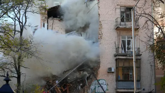 Russland hat am Montagmorgen Kiew erneut mit Drohnen angegriffen. Laute Explosionen erschütterten die Stadt, Gebäude wurden in Brand gesetzt, Menschen retteten sich in Schutzräume. (Foto: Efrem Lukatsky/AP/dpa)