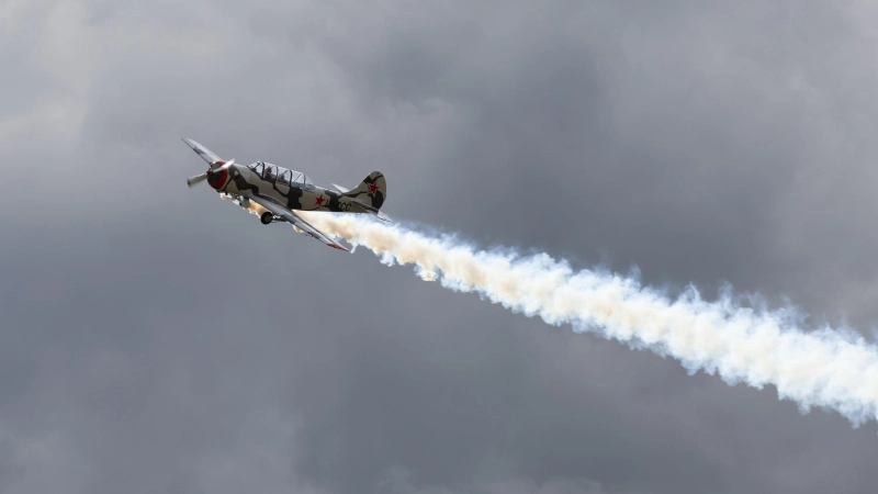 Die Rauchschwaden der Kunstflieger lassen alles noch viel spektakulärer aussehen. (Foto: Daniel Christ)