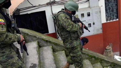 Soldaten patrouillieren in einem Wohngebiet im Süden von Quito. (Foto: Dolores Ochoa/AP)