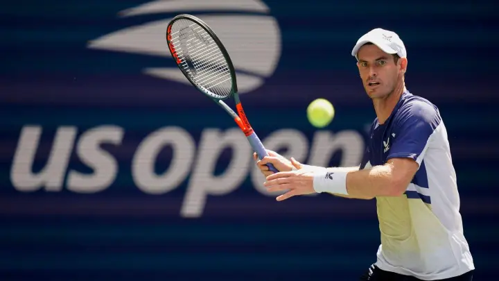 Steht in Runde drei der US Open: Andy Murray in Aktion. (Foto: Julia Nikhinson/AP/dpa)