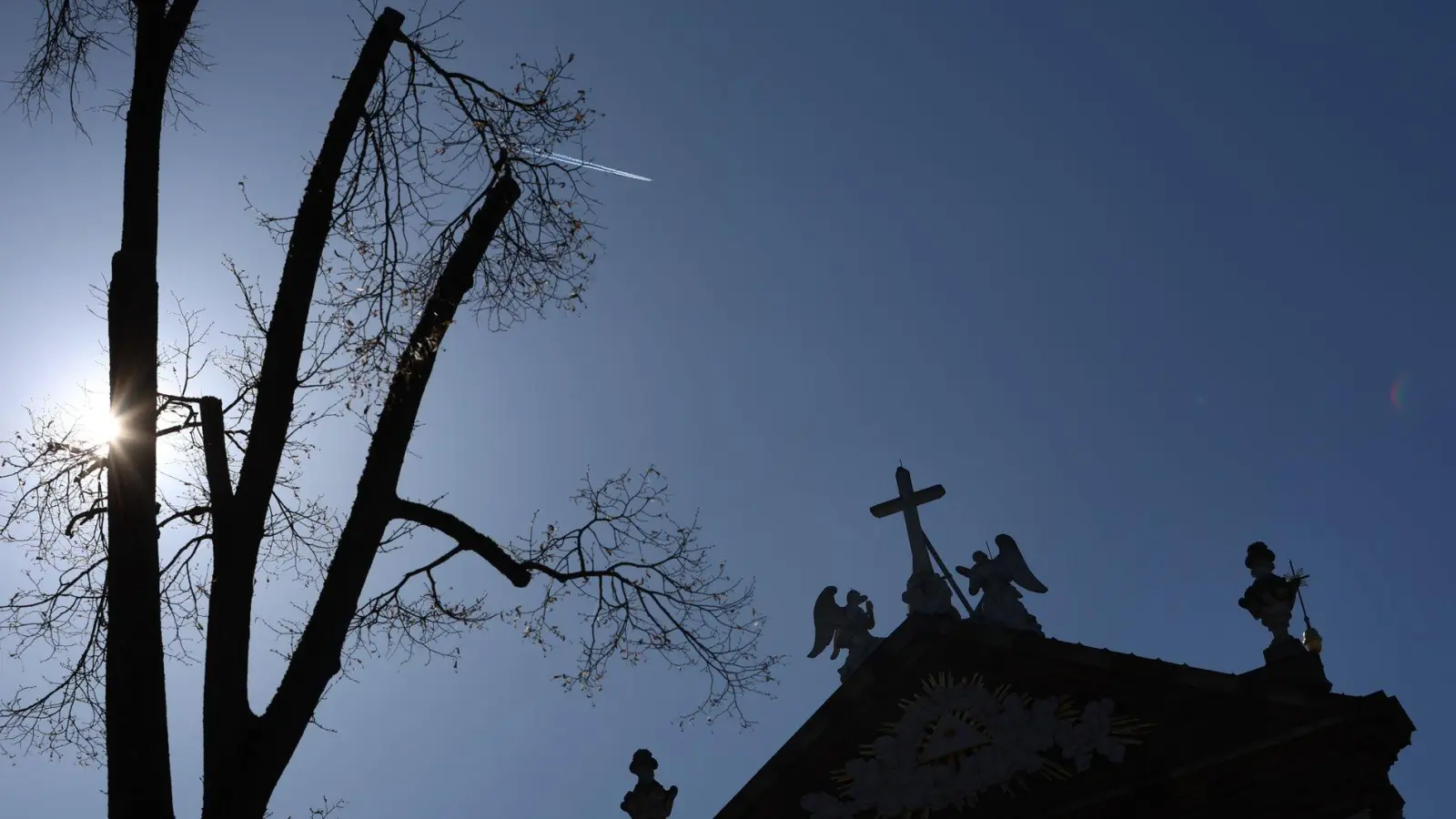 Seit 2015 müssen die Kirchengemeinden Behörden über Menschen im Kirchenasyl informieren und ein Dossier schicken. (Symbolbild) (Foto: Karl-Josef Hildenbrand/dpa)