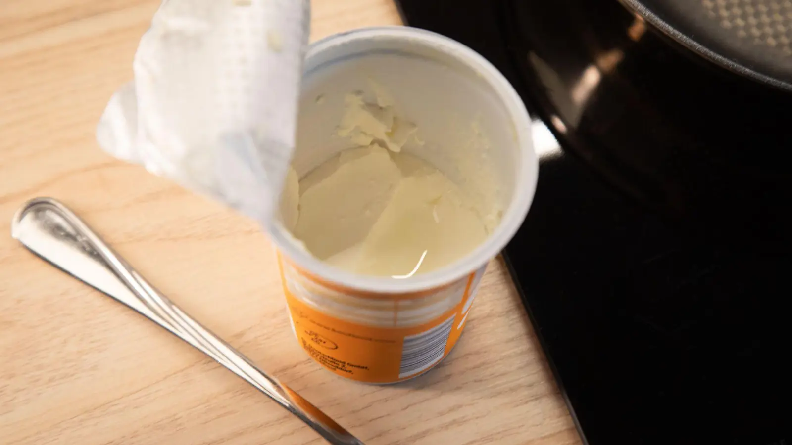 Einmal geöffnet, lässt sich ein Schmandbecher nicht mehr verschließen - oder? (Foto: Christin Klose/dpa-tmn)