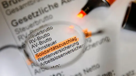 Der Solidaritätszuschlag ist laut Bundesfinanzhof (BFH) nicht verfassungswidrig. (Foto: Jens Büttner/dpa-Zentralbild/dpa)