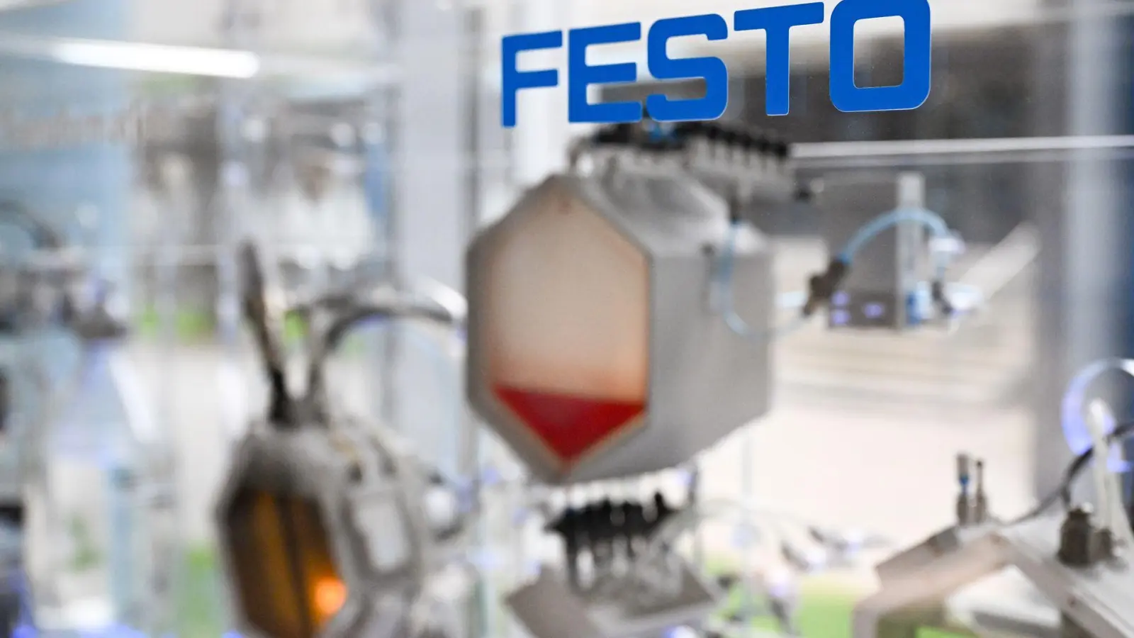 Festo plant den Abbau von Stellen. (Archivbild) (Foto: Bernd Weißbrod/dpa)