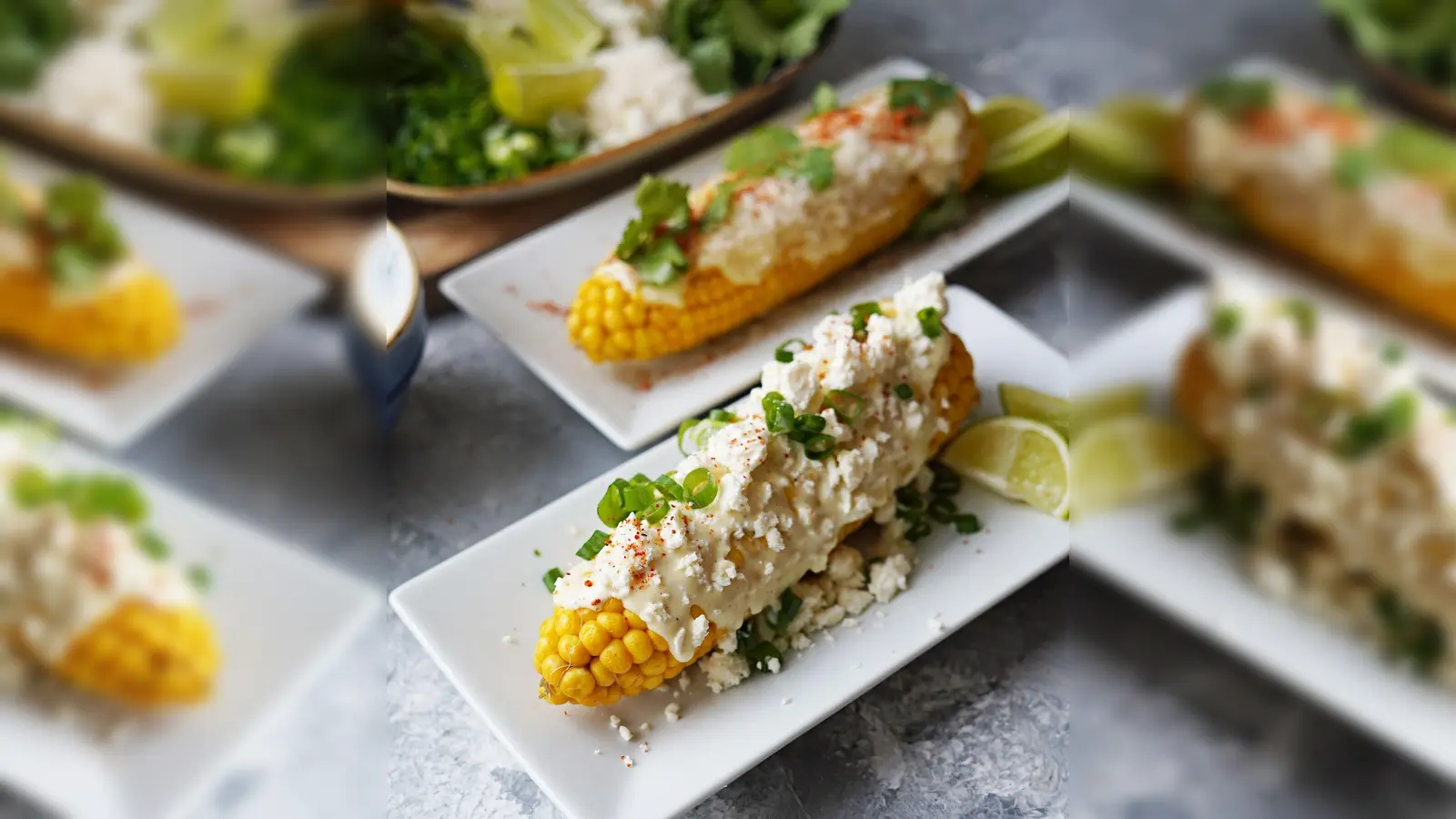 Die fertigen Maiskolben bekommen ein „Zudecke“ aus selbstgemachter Mayo und Dingen, die der Kühlschrank gerade so hergibt - etwa Parmesan, Feta, Frühlingszwiebel und Rucola. (Foto: Mareike Pucka/biskuitwerkstatt.de/dpa-tmn)