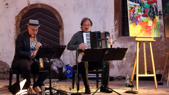 Stephan Greisinger am Sopransaxophon und der Akkordeonist Fred Munker spielen auf Schloss Virnsberg mit beliebten Klassik-Stücken. Sie biegen dabei gern in Richtung Jazz ab. (Foto: Thomas Wirth)