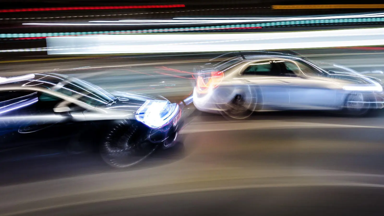 Geblinkt und doch nicht abgebogen: Entscheidet sich der Vordermann wider Erwarten um, können andere Verkehrsteilnehmer mithaften, falls es zum Crash kommt. (Foto: Frank Rumpenhorst/dpa/dpa-tmn)
