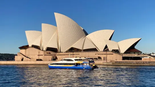 Das Sydney Opera House will in den kommenden zwölf Monaten mit mehr als 230 Aufführungen und vielen australischen und internationalen Stars seinen 50. Geburtstag feiern. (Foto: Carola Frentzen/dpa)