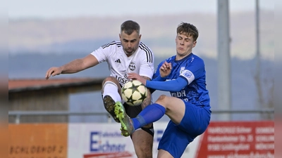 Nach dem torlosen Remis im Topspiel zwischen dem Tabellenzweiten VfB Schillingsfürst (links Florian Gebhart) und Spitzenreiter SVV Weigenheim (Leo Weidt) haben beide nach dem 23. Spieltag am Donnerstag ein weiteres Spitzenspiel am Ostermontag zu bestreiten.  (Foto: Martin Rügner)