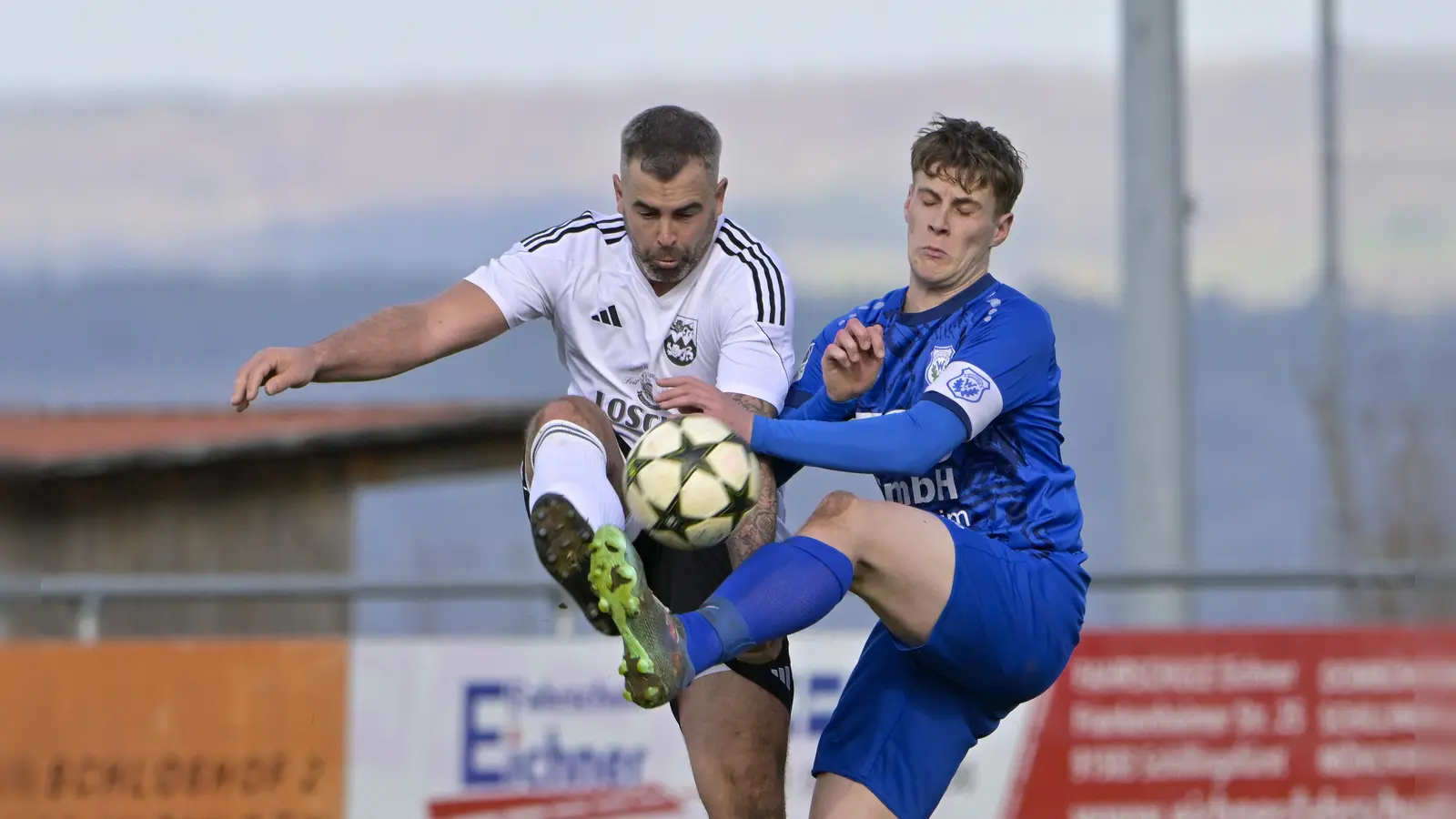 Nach dem torlosen Remis im Topspiel zwischen dem Tabellenzweiten VfB Schillingsfürst (links Florian Gebhart) und Spitzenreiter SVV Weigenheim (Leo Weidt) haben beide nach dem 23. Spieltag am Donnerstag ein weiteres Spitzenspiel am Ostermontag zu bestreiten.  (Foto: Martin Rügner)