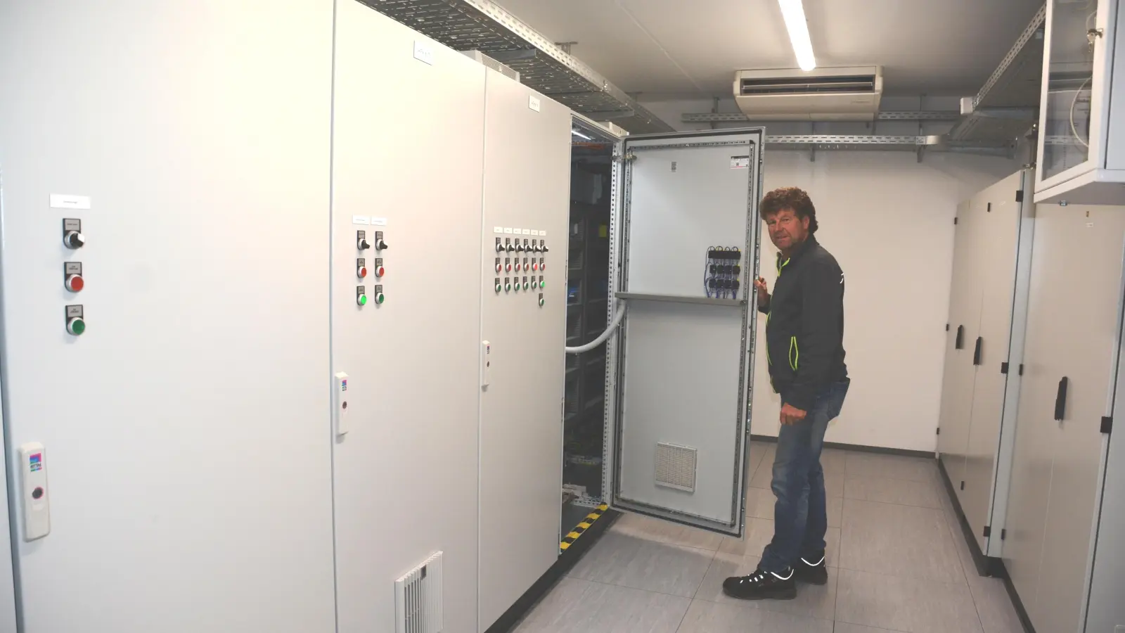 Klärwärter Klaus Liebenstein im dicht bestückten Raum für Elektrotechnik im Betriebsgebäude der neuen Kläranlage in Weiltingen.  (Foto: Peter Tippl)