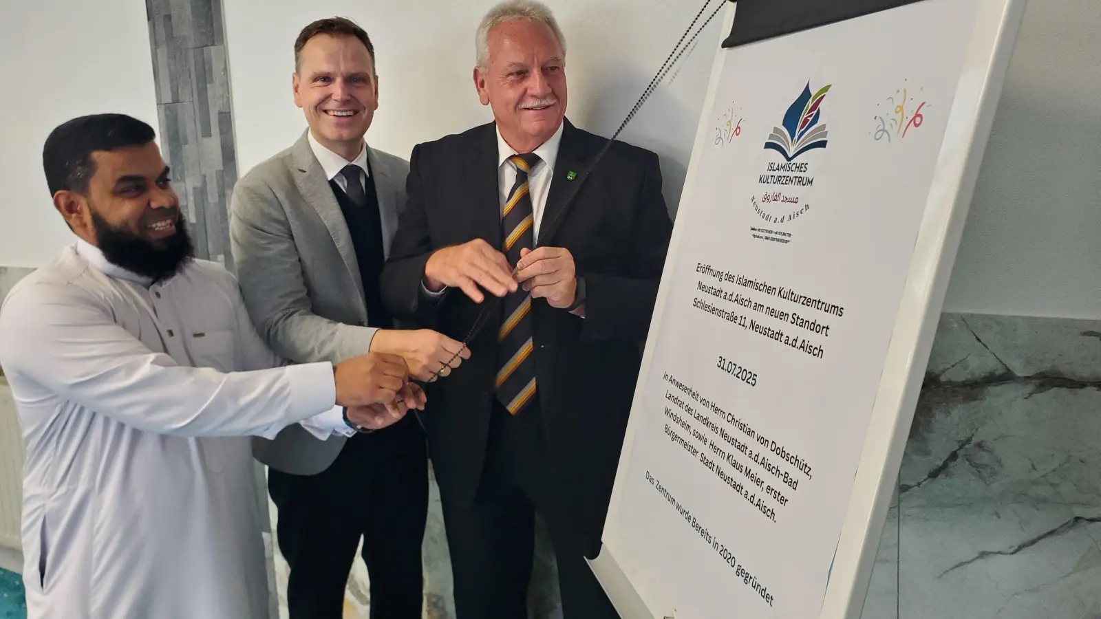 Dr. Hassan Bani Hassan, Dr. Christian von Dobschütz und Klaus Meier (von links) enthüllten gemeinsam die Tafel zur Eröffnung des islamischen Kulturzentrums in der Schlesienstraße 11 in Neustadt. (Foto: Ulli Ganter)