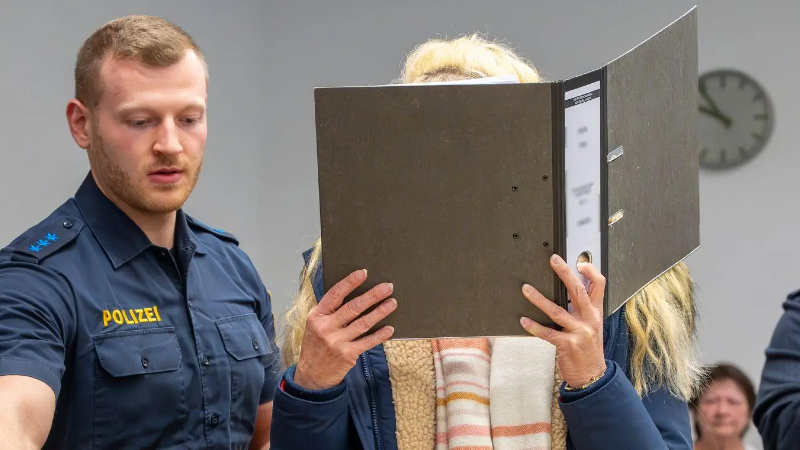 Die Ehefrau hatte den Auftrag zum Mord gestanden. (Archivbild) (Foto: Peter Kneffel/dpa)