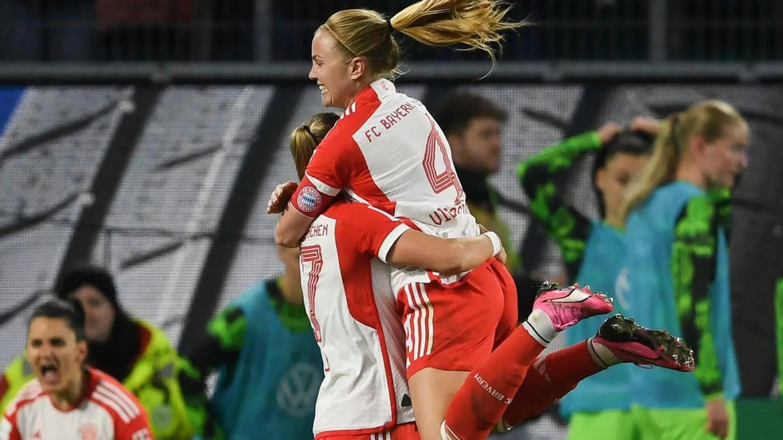 Klara Gabriele Bühl und Glódís Perla Viggósdóttir liegen sich in den Armen: Der FC Bayern gewinnt im Topspiel der Frauen-Bundesliga gegen VfL Wolfsburg deutlich mit 4:0. (Foto: Swen Pförtner/dpa)