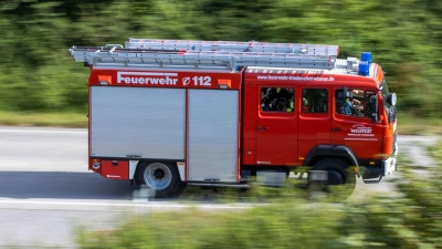 Die Feuerwehr Ansbach rückte am Donnerstag zu einem kuriosen Einsatz aus. (Symbolbild: Jens Büttner/dpa-Zentralbild/dpa)