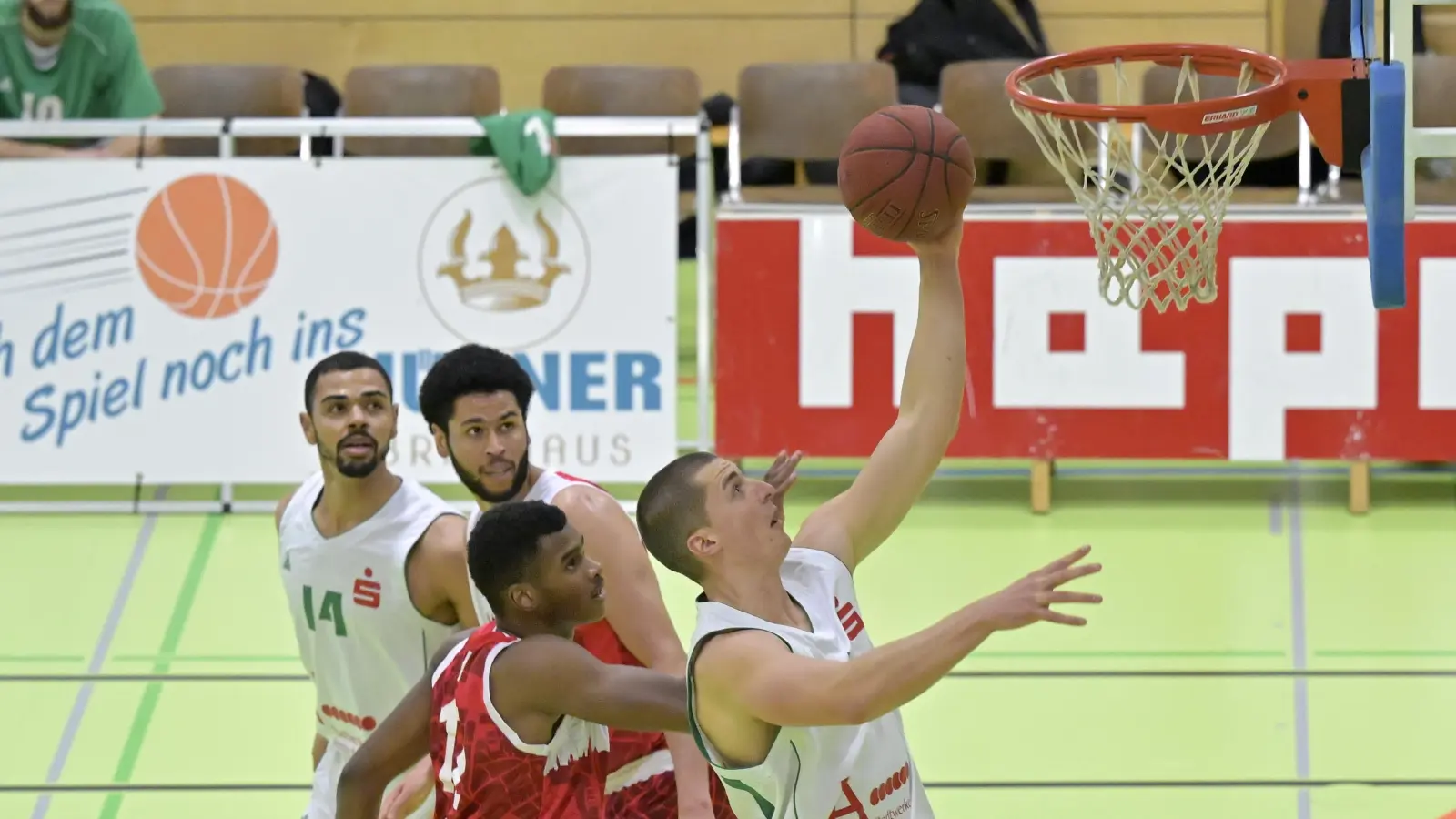Alte Bekannte: 2022 unterlag Ansbach (mit David Kurpiela am Ball) den Würzburgern 82:86. Bereits damals im Team der Akademie waren, von vorne: Elijah Ndi und Malik Eichler. (Foto: Martin Rügner)
