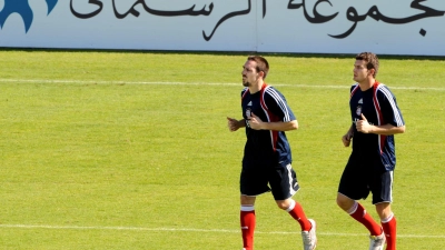 Görlitz, hier im Jahr 2010 mit Franck Ribéry, spielte einst Bundesliga, heute trainiert er einen A-Klassen-Club. (Foto: picture alliance / dpa)