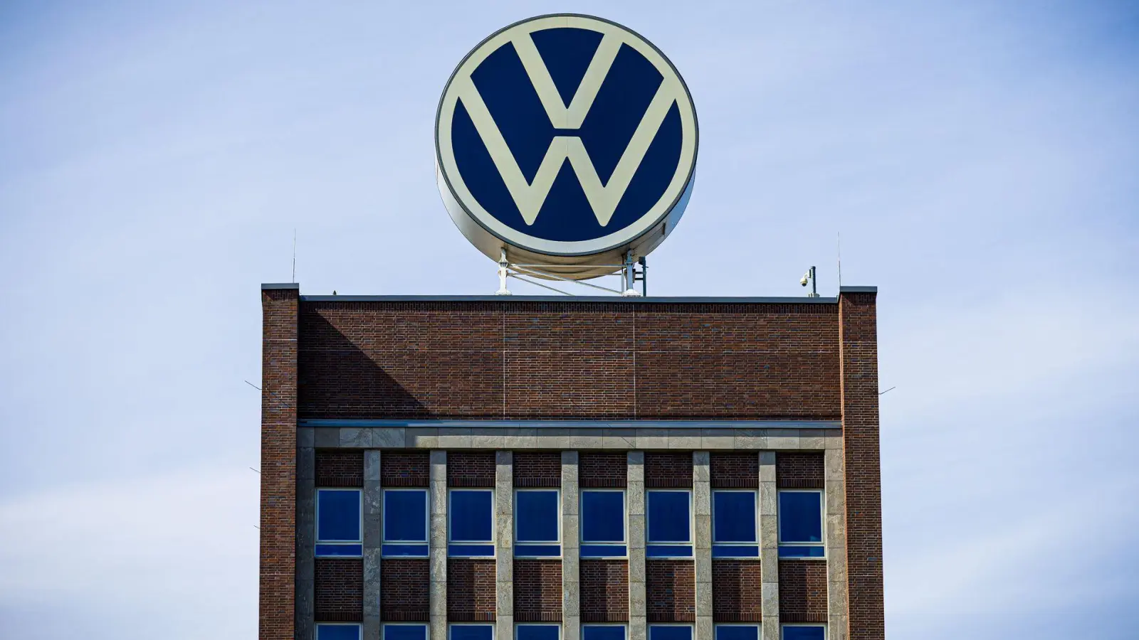 VW erleidet einen Gewinneinbruch im 2 Quartal. (Archivbild) (Foto: Moritz Frankenberg/dpa)