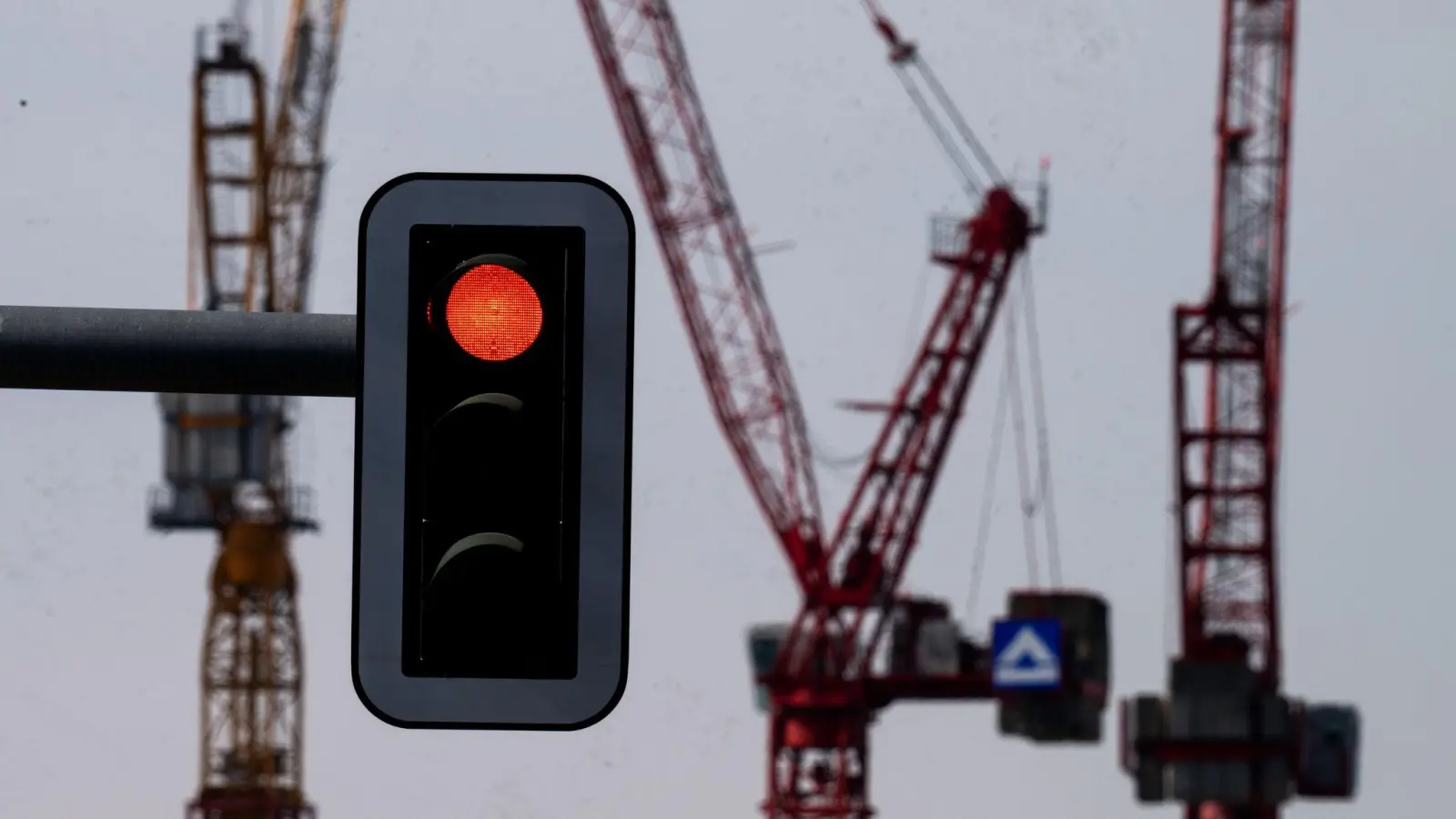 Es sieht wieder etwas schlechter aus. Die Bundesregierung senkt die Wachstumsprognose für dieses Jahr. (Symbolbild)  (Foto: Soeren Stache/dpa)