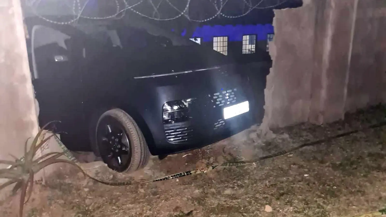 Ein Auto hat nahe des Numbi-Eingangs zum Kruger-Nationalpark eine Mauer durchbrochen. Ein deutscher Tourist aus Fulda ist bei dem Raubüberfall 2022 erschossen worden. (Foto: Selvy Mohlala/SAPS Mpumalanga/dpa)