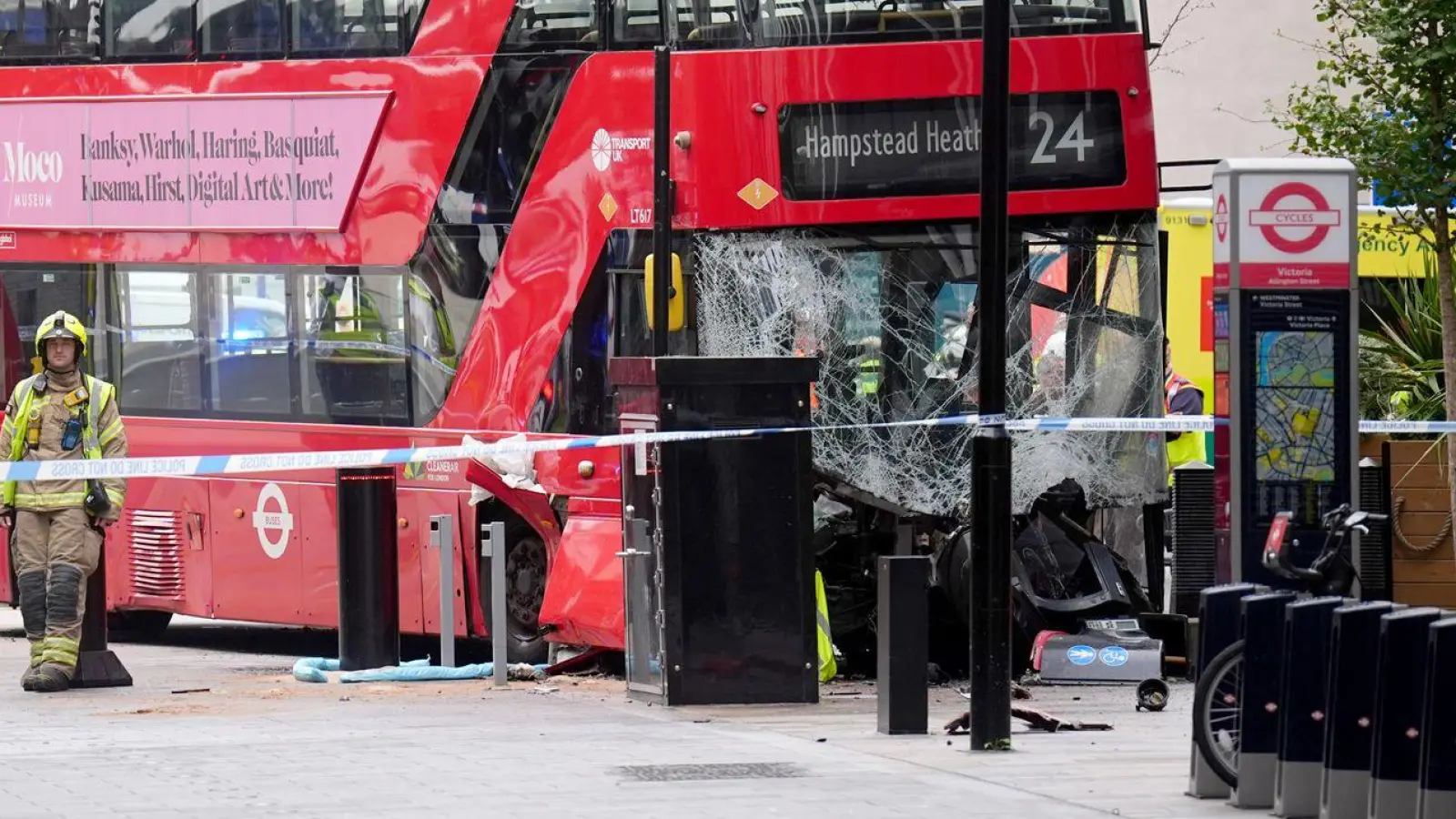 Mehrere Menschen wurden verletzt, als der Bus nahe dem Bahnhof Victoria Station von der Straße abkam. (Foto: James Manning/PA Wire/dpa)