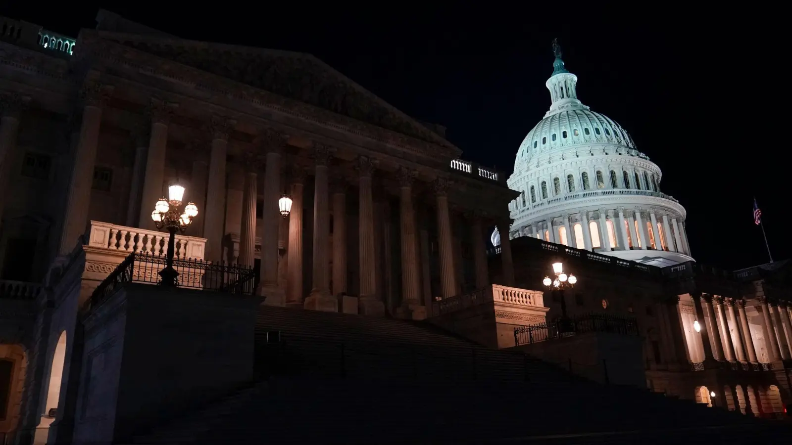 Lichter erhellen das Kapitol in Washington. (Foto: Patrick Semansky/AP/dpa)