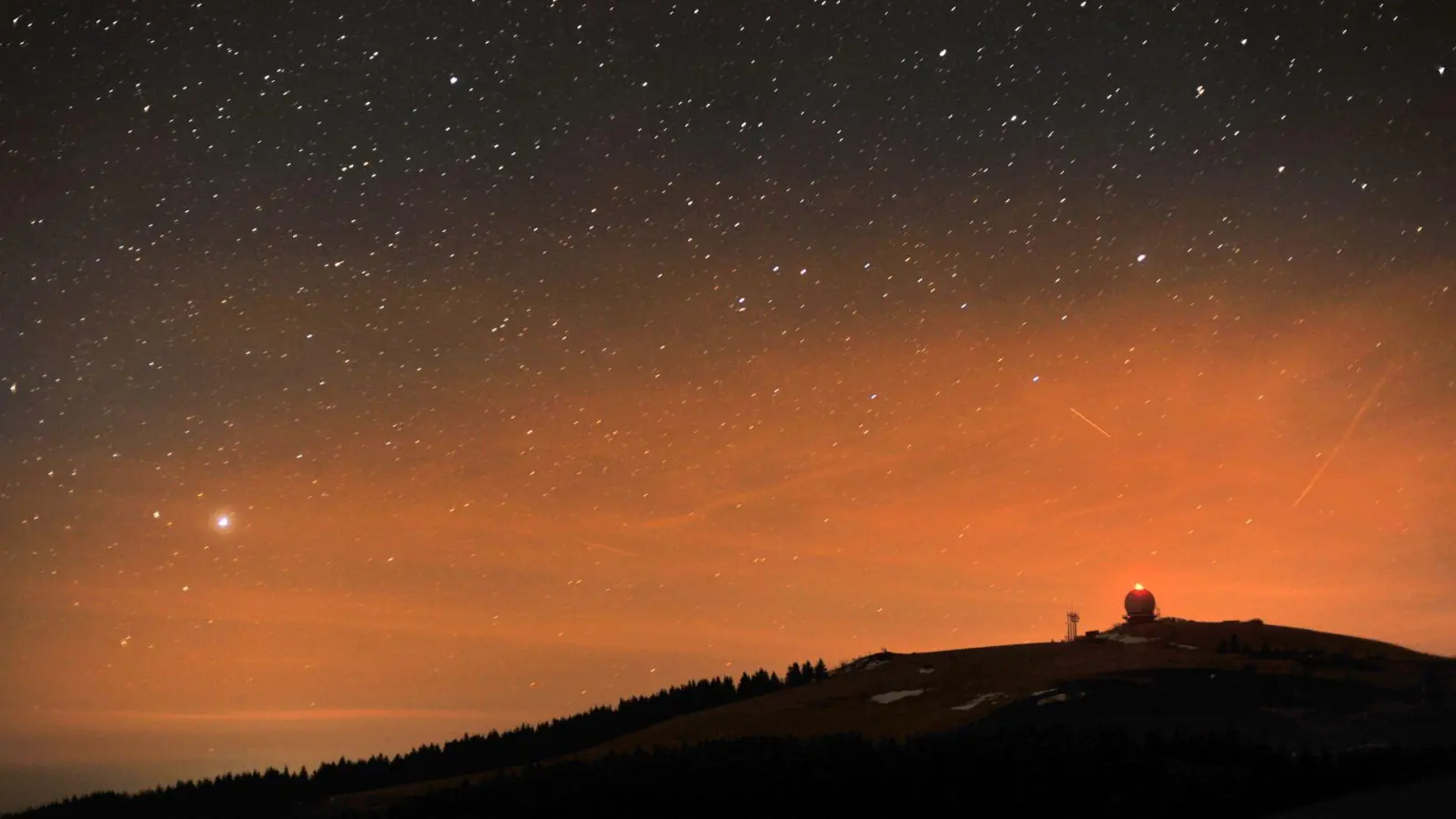 Das Unesco-Biosphärenreservat Rhön bietet einen beeindruckenden Blick auf die Milchstraße und tausende Sterne. (Foto: Arnulf Müller/dpa/dpa-tmn)