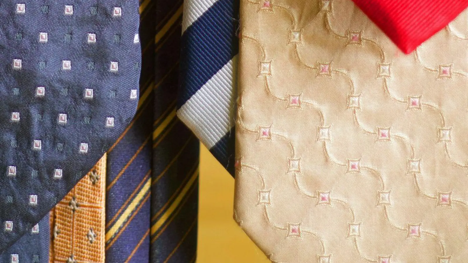 Unterschiedliche Krawatten hängen nebeneinander. (Foto: Carsten Hoefer/dpa)