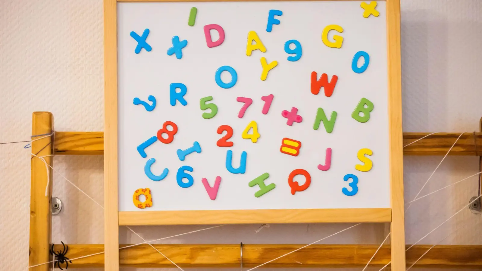 Fast 24.000 Kinder in Bayern benötigen vor der Einschulung zwingend zusätzliche Deutschkurse. (Archivbild) (Foto: Christoph Soeder/dpa)