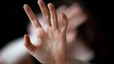 Bei Themis können sich Menschen aus der Kulturbranche melden, wenn sie sexuelle Belästigung oder Gewalt erfahren haben. (Symbolbild) (Foto: Fabian Sommer/dpa)