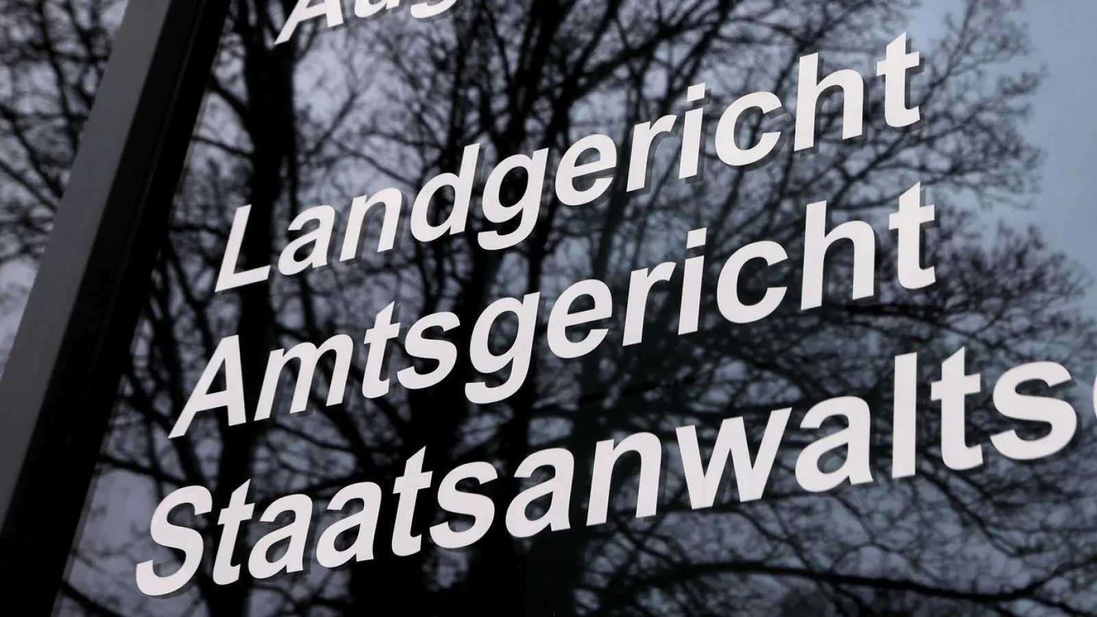 Wegen Bombendrohungen gegen die Augsburger Justiz ist ein Mann zu einer Bewährungsstrafe verurteilt worden. (Archivbild) (Foto: Karl-Josef Hildenbrand/dpa)