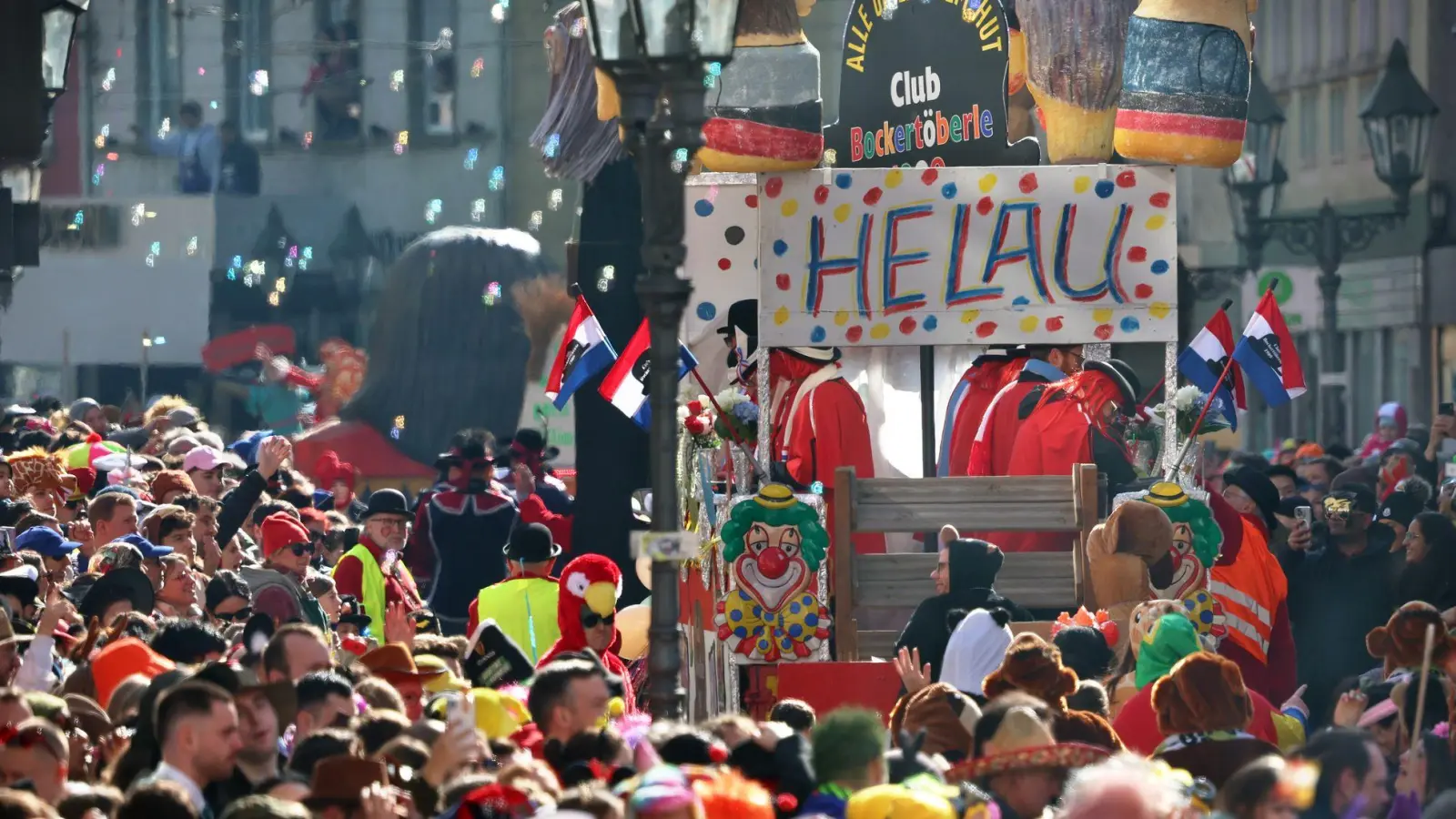 Jährlich zieht es tausende Zuschauer zu den Faschingsumzügen nach Franken. (Archivbild) (Foto: Karl-Josef Hildenbrand/dpa)