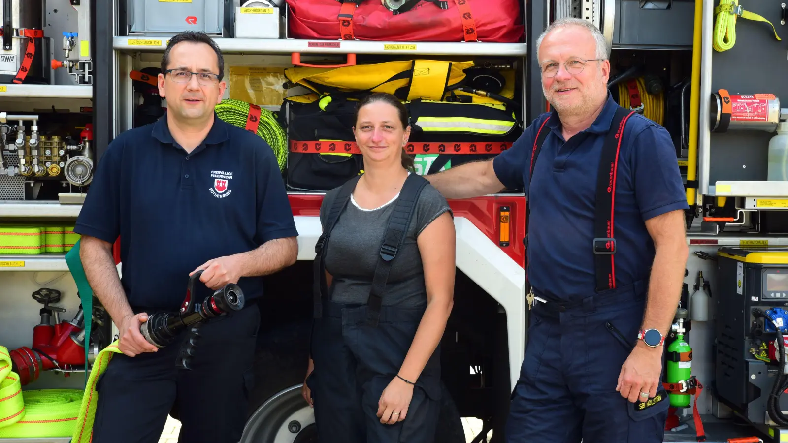 Freuen sich auf alle Interessierten, die am Tag der offenen Tür kommen: Kommandant Manuel Gerich, Feuerwehrfrau Daniela Schulz und der ehemalige Kommandant Jürgen Holstein (von links). (Foto: Irmeli Pohl)
