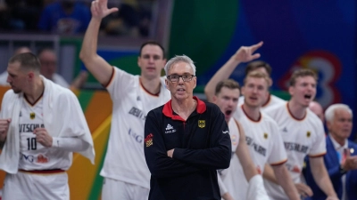Mit Bundestrainer Gordon Herbert kam der Erfolg zur deutschen Basketball-Nationalmannschaft. (Foto: Michael Conroy/AP/dpa)