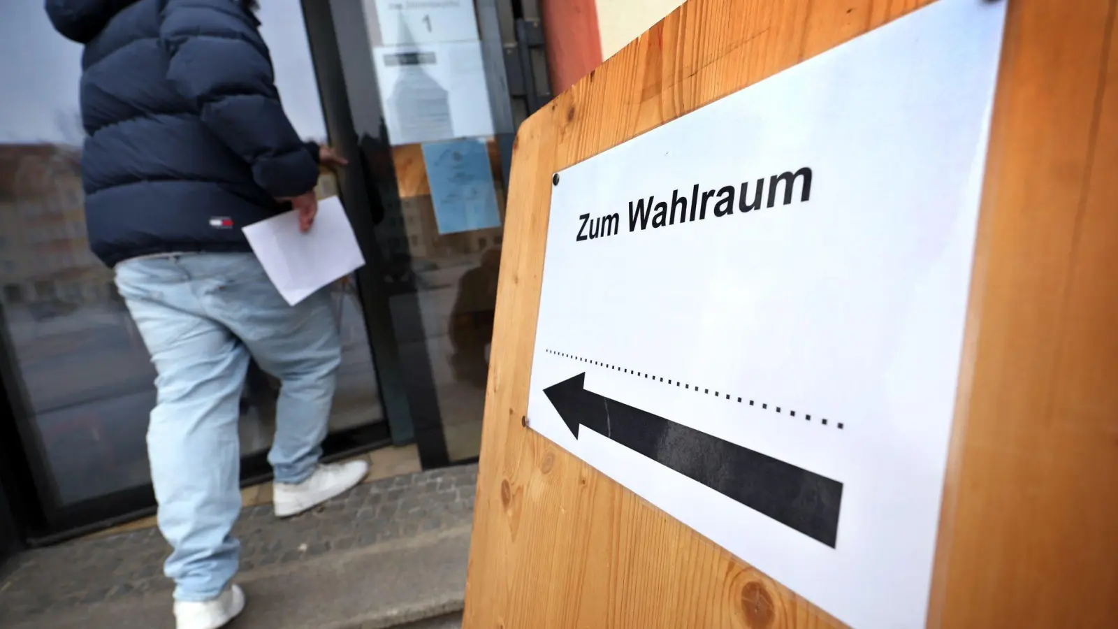 In Bayern laufen die Stichwahlen für Bürgermeister, Oberbürgermeister und Landräte.  (Foto: Karl-Josef Hildenbrand/dpa)