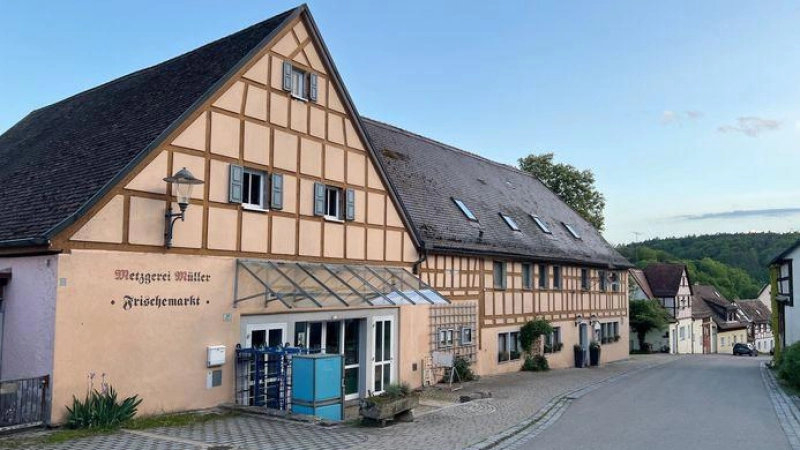 Macht für immer dicht: Das Gasthaus „Roter Ochse” in Rügland samt Metzgerei und Laden. (Foto: Yvonne Neckermann)
