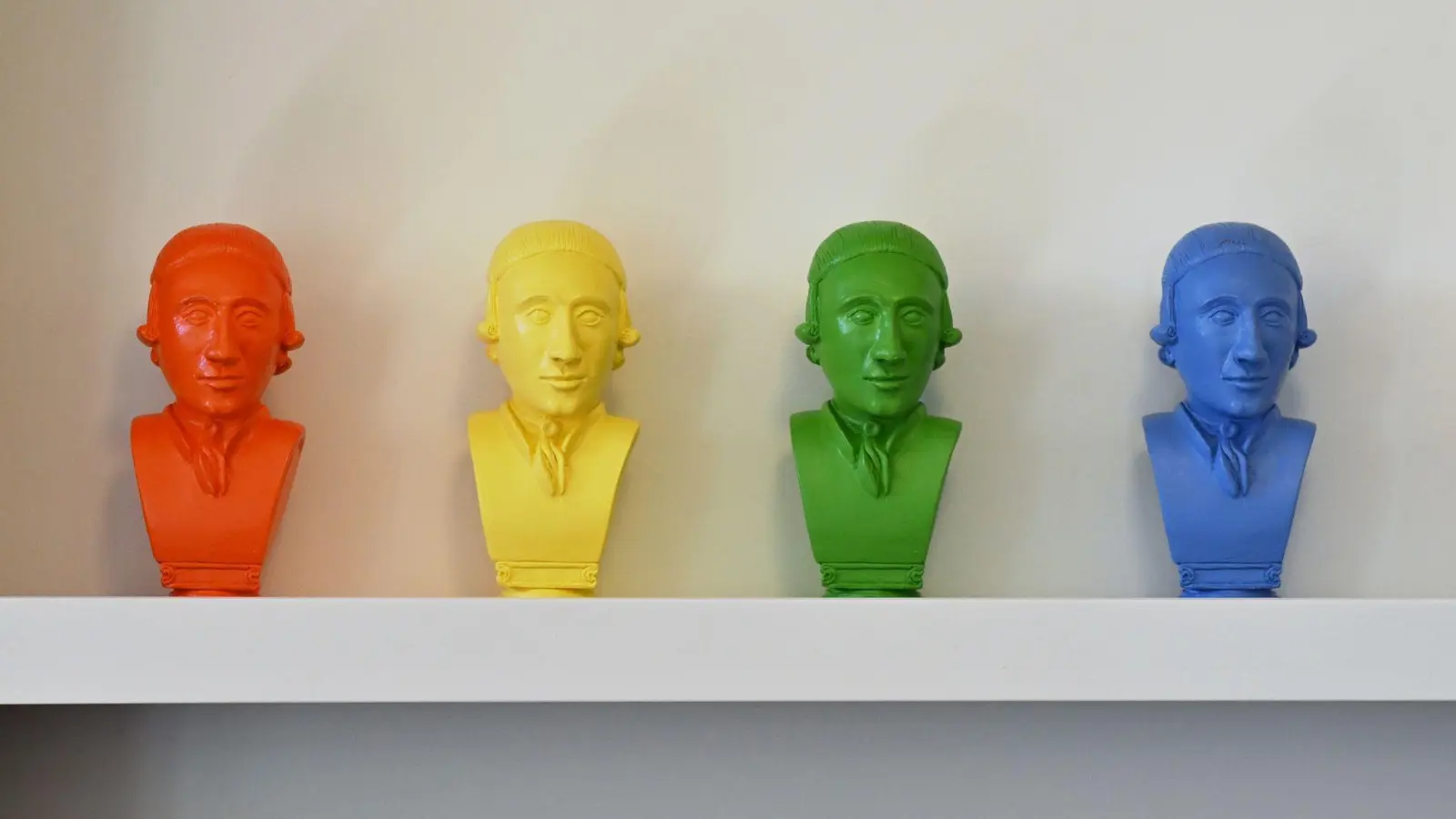 Farbige Miniaturen von Wieland-Büsten im Museumsshop . (Foto: Martin Schutt/dpa)