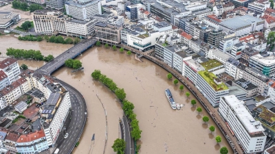 Ein Bundesland im Ausnahmezustand: Heftiger Dauerregen hat im Saarland Überflutungen und Erdrutsche verursacht. Sogar die Stadtautobahn A620 steht unter Wasser. (Foto: Laszlo Pinter/dpa)