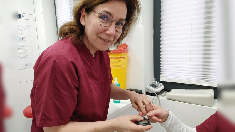 Die ärztliche Leiterin des MVZ Burgbernheim, Carolyn Kunze, nimmt Blut, um Blutzucker zu messen. Gut 300 Patienten mit Diabetes betreut das MVZ Burgbernheim derzeit. Es ist jetzt diabetologische Schwerpunktpraxis. (Foto: Katrin Merklein)