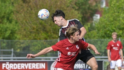Intensive Zweikämpfe prägten das Spiel zwischen dem FC Dombühl (oben Luca Rühl) und der SG Segringen-Dinkelsbühl (vorne Elias Beer). (Foto: Martin Rügner)