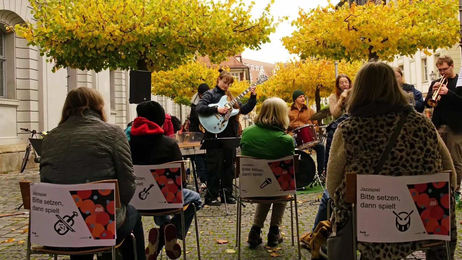 Machte neugierig auf Jazzarise: die Combo des Landes-Jugendjazzorchesters Bayern musizierte am Samstagvormittag vor der St.-Gumbertus-Kirche. (Foto: Elke Walter)