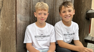 Gehen in die Chronik der Kinderzeche ein: Artur Uschal als Kleiner Obrist (links) und Benedikt Mack als Hauptmann. Auf ihre Einsätze während der Kinderzeche freuen sie sich. (Foto: Martina Haas)