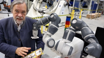 Schon vor 20 Jahren schickte Klaus Schilling kleine Satelliten ins All. (Foto: Karl-Josef Hildenbrand/dpa)