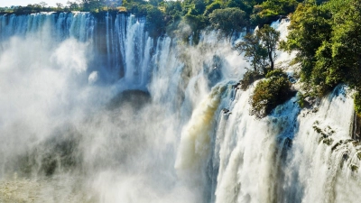 Aus 105 Metern Höhe rauschen die Kalandula-Fälle im Nordwesten Angolas hinab. (Foto: Robert Haidinger/Angola Tourism Board/dpa-tmn)