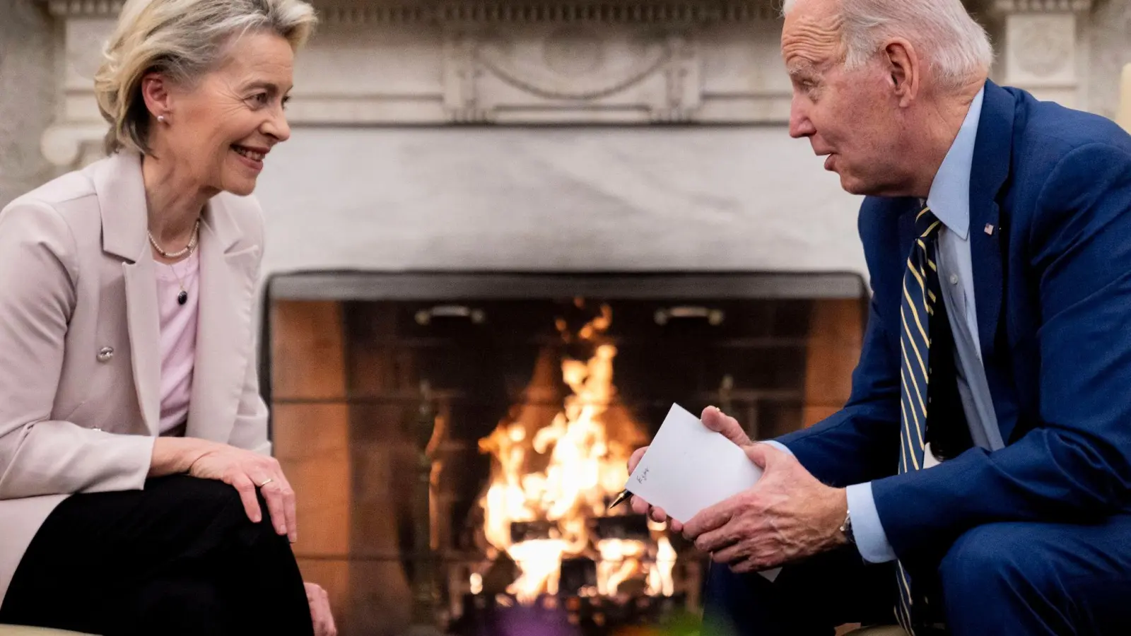 US-Präsident Joe Biden mit EU-Kommissionspräsidentin Ursula von der Leyen im Oval Office des Weißen Hauses. (Foto: Andrew Harnik/AP)